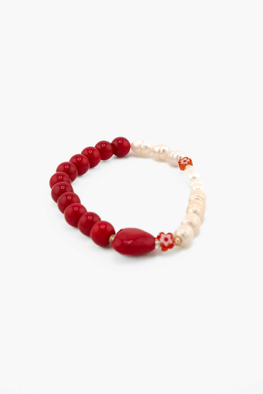 Bracelet Bourjeone Griotte, perles rouges, nacrées et fleurs miniatures