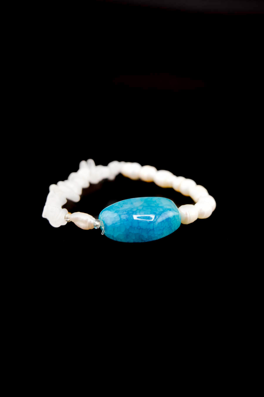 Bracelet artisanal Slush fait main à Paris avec perles d’eau douce et agate bleue