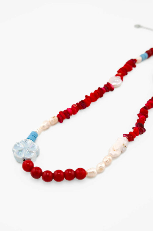 Détail du collier Campari Bourjeone, perles rouges, nacre et céramique bleue