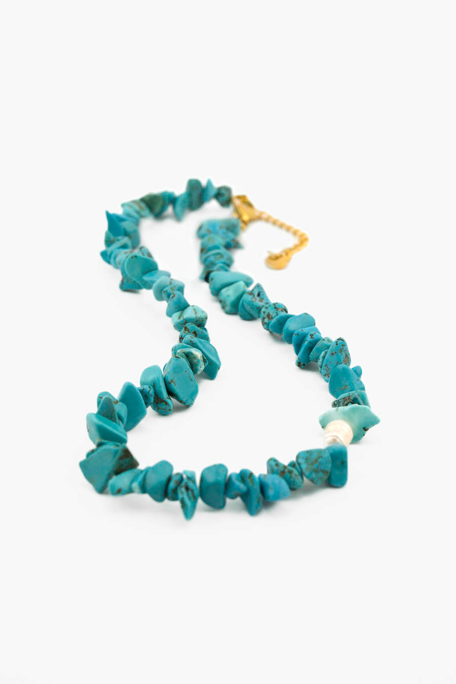 Collier artisanal Bourjeone, pierres turquoise naturelles et fermoir doré