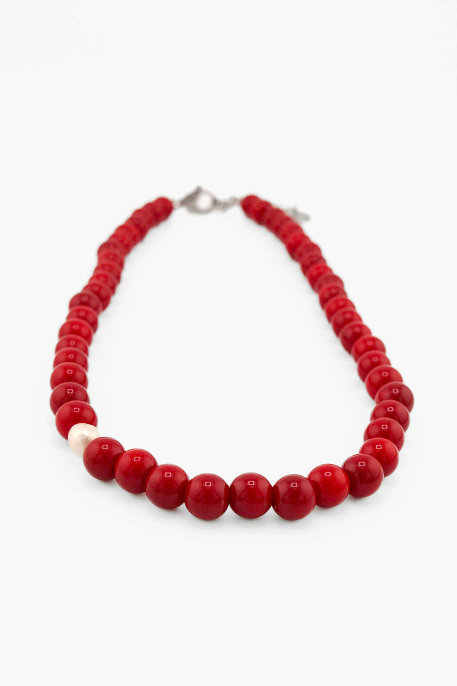 Collier Espelette Bourjeone en perles rouges avec fermoir argenté