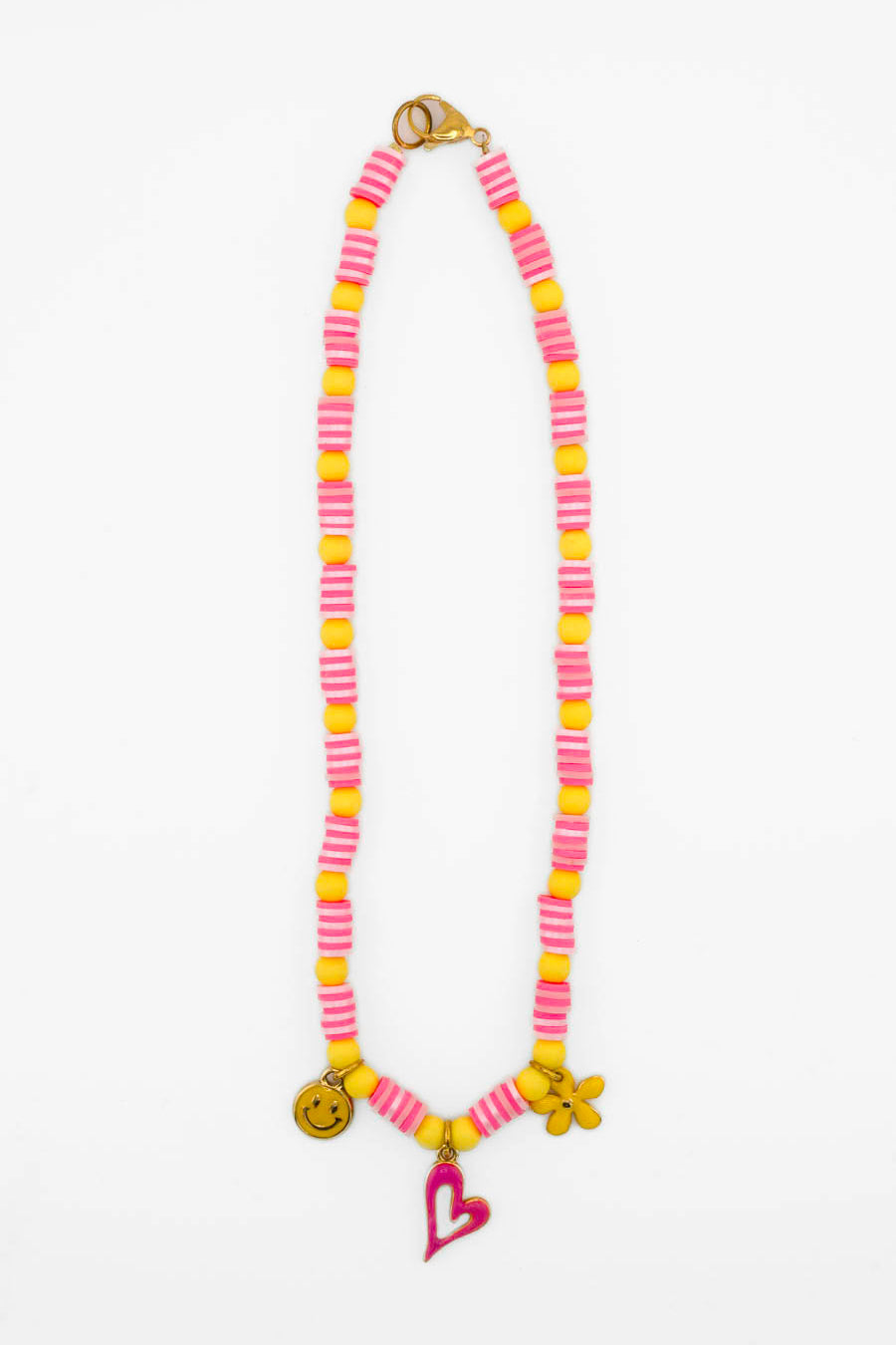 Détail du collier Pink Lemonade Bourjeone, breloques dorées et perles pastel rose et jaune