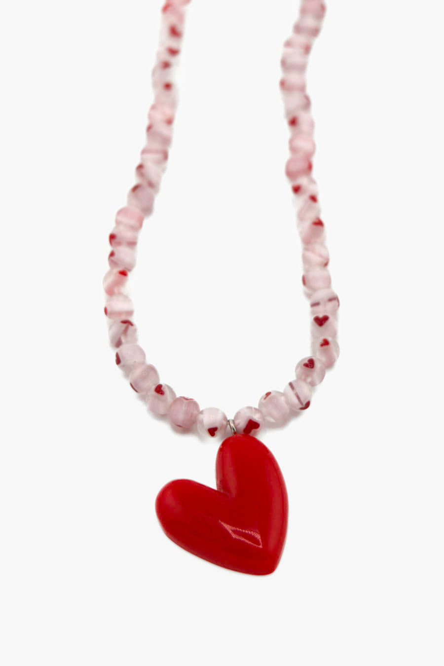 Collier Pomme d’Amour Bourjeone, perles transparentes à cœurs rouges et pendentif cœur rouge