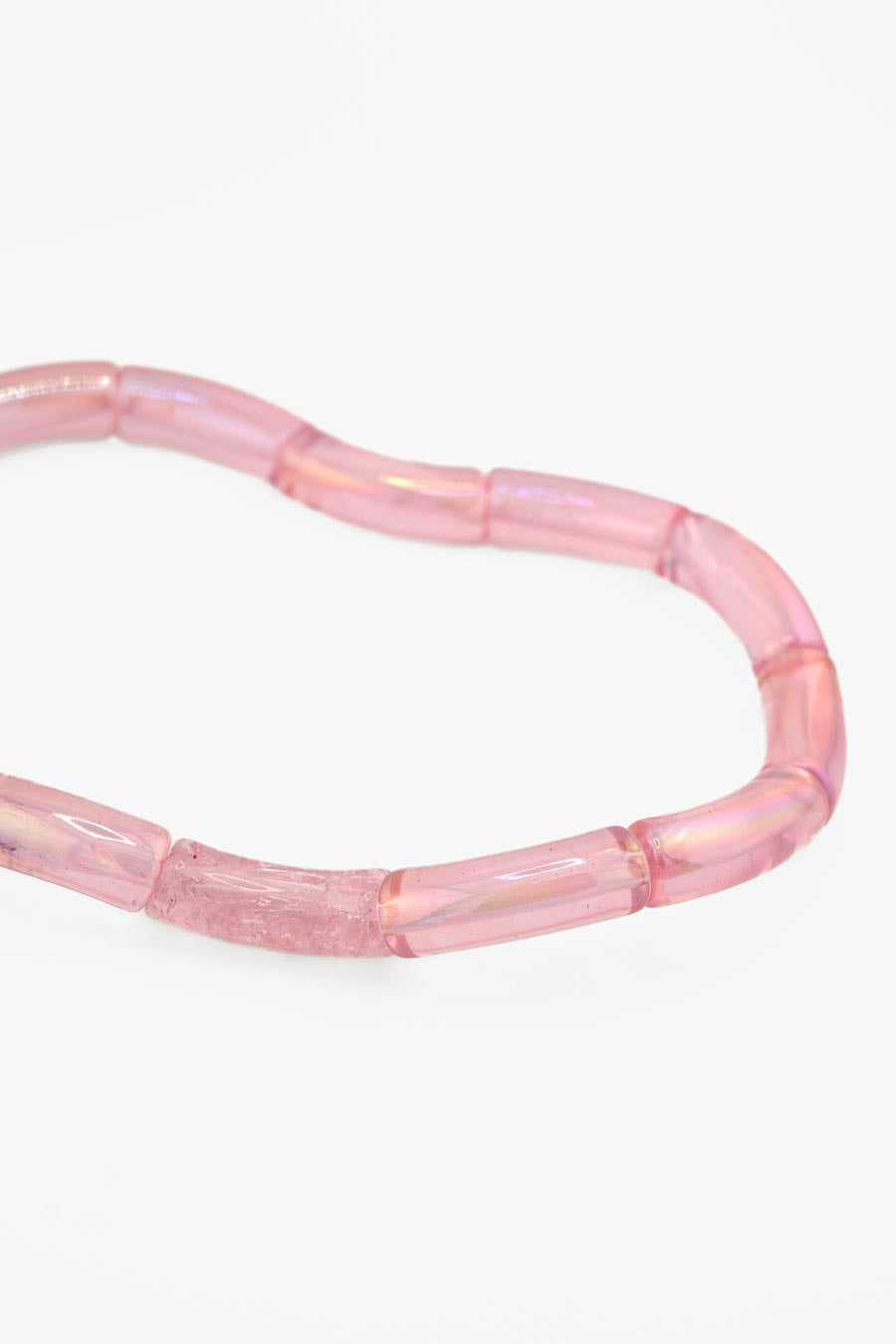 Détail du collier Fraise Bourjeone, perles tube en verre rose pâle et irisées