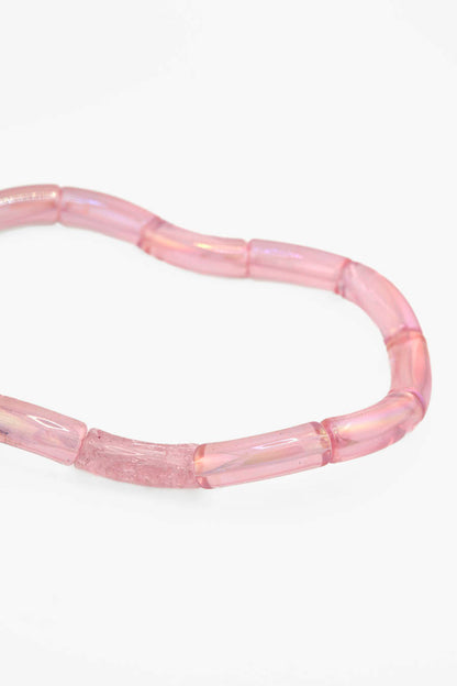 Détail du collier Fraise Bourjeone, perles tube en verre rose pâle et irisées
