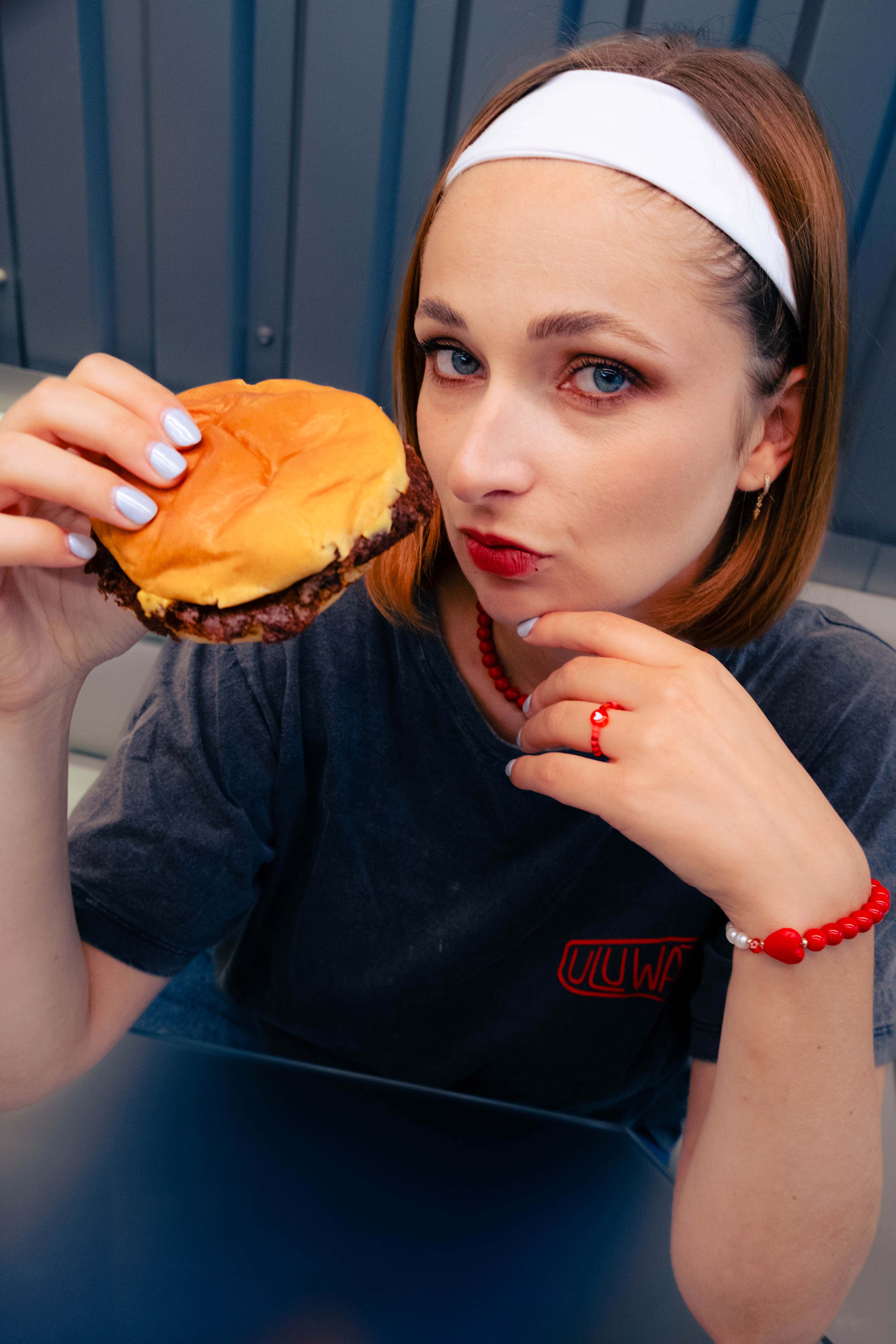 Femme portant un bracelet et une bague rouges Bourjeone, bijoux artisanaux gourmands de la collection Umami.