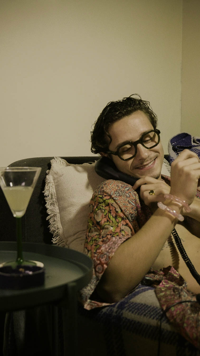 Homme portant le bracelet Sucre Bourjeone en verre rose irisé, bijou fait main au look rétro et délicieusement sensuel.