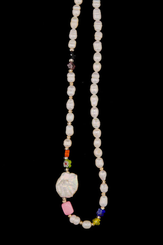 Collier Bourjeone Arlequin, mélange de perles nacrées et de perles multicolores esprit joyeux