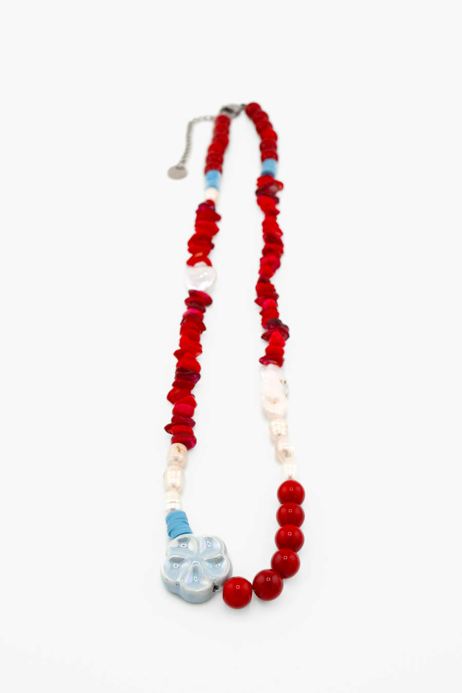 Collier Campari Bourjeone en perles rouges et nacrées avec fleur bleue