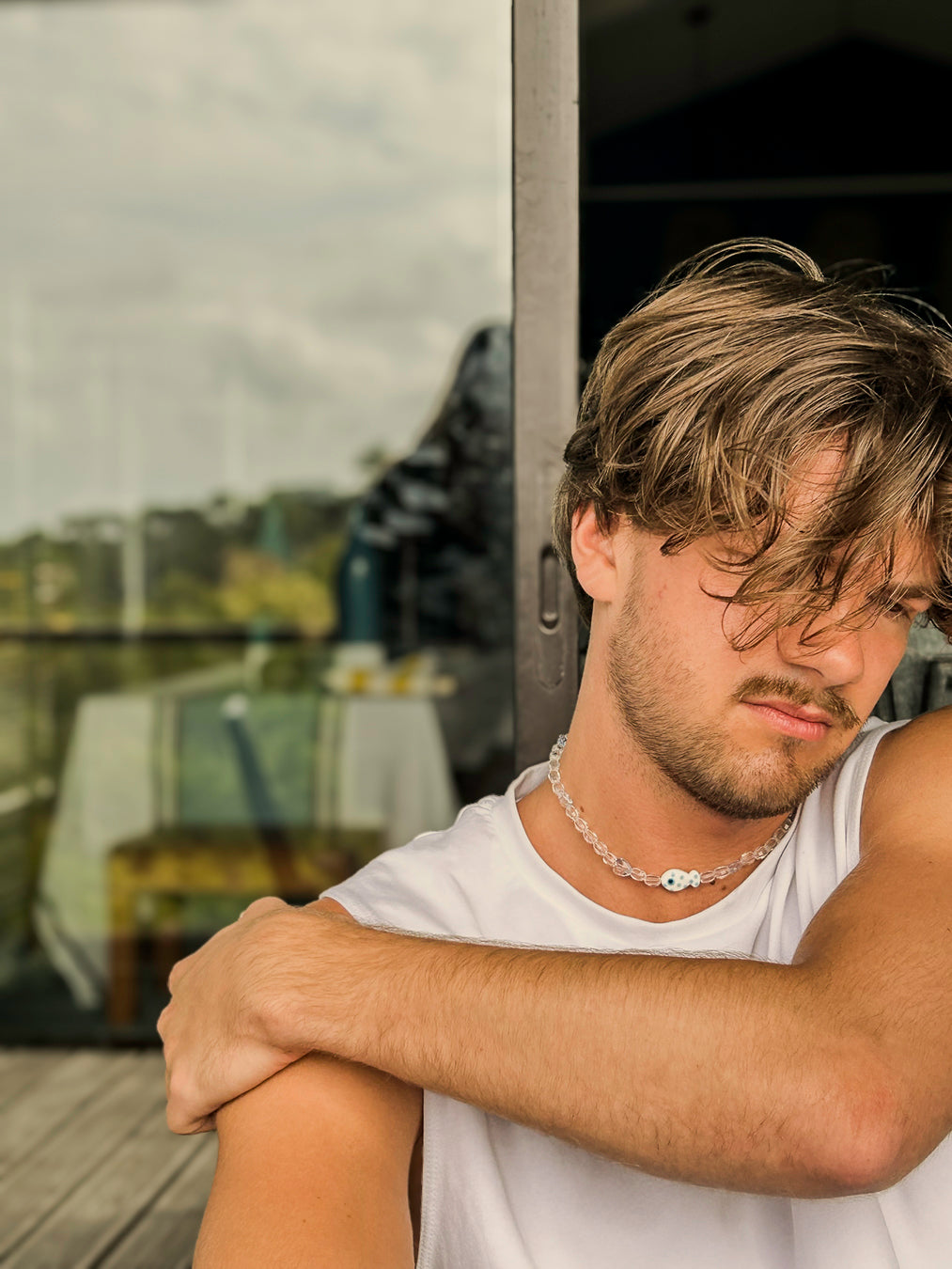 Collier Ceviche Bourjeone en perles transparentes avec pendentif poisson en céramique