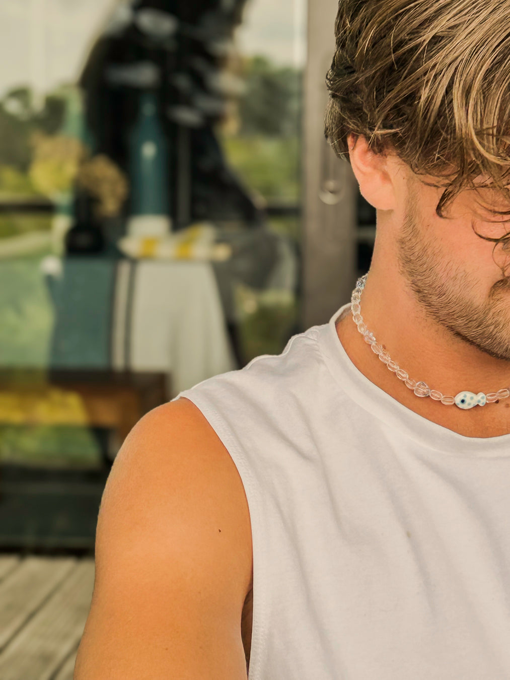 Collier Bourjeone Ceviche, perles claires et petit poisson bleu en céramique, style marin chic