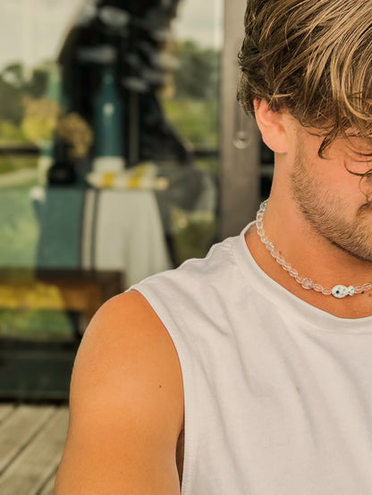 Collier Bourjeone Ceviche, perles claires et petit poisson bleu en céramique, style marin chic