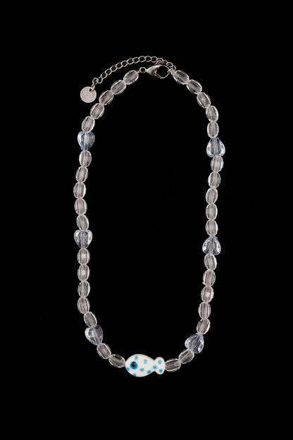 Collier Ceviche Bourjeone en perles transparentes avec pendentif poisson en céramique