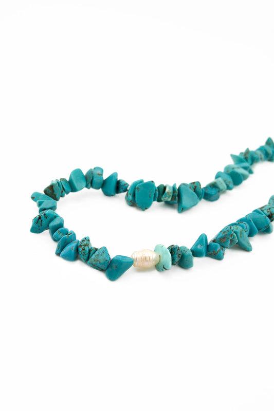 Détail du collier Curacao Bourjeone, perles turquoise et nacre blanche