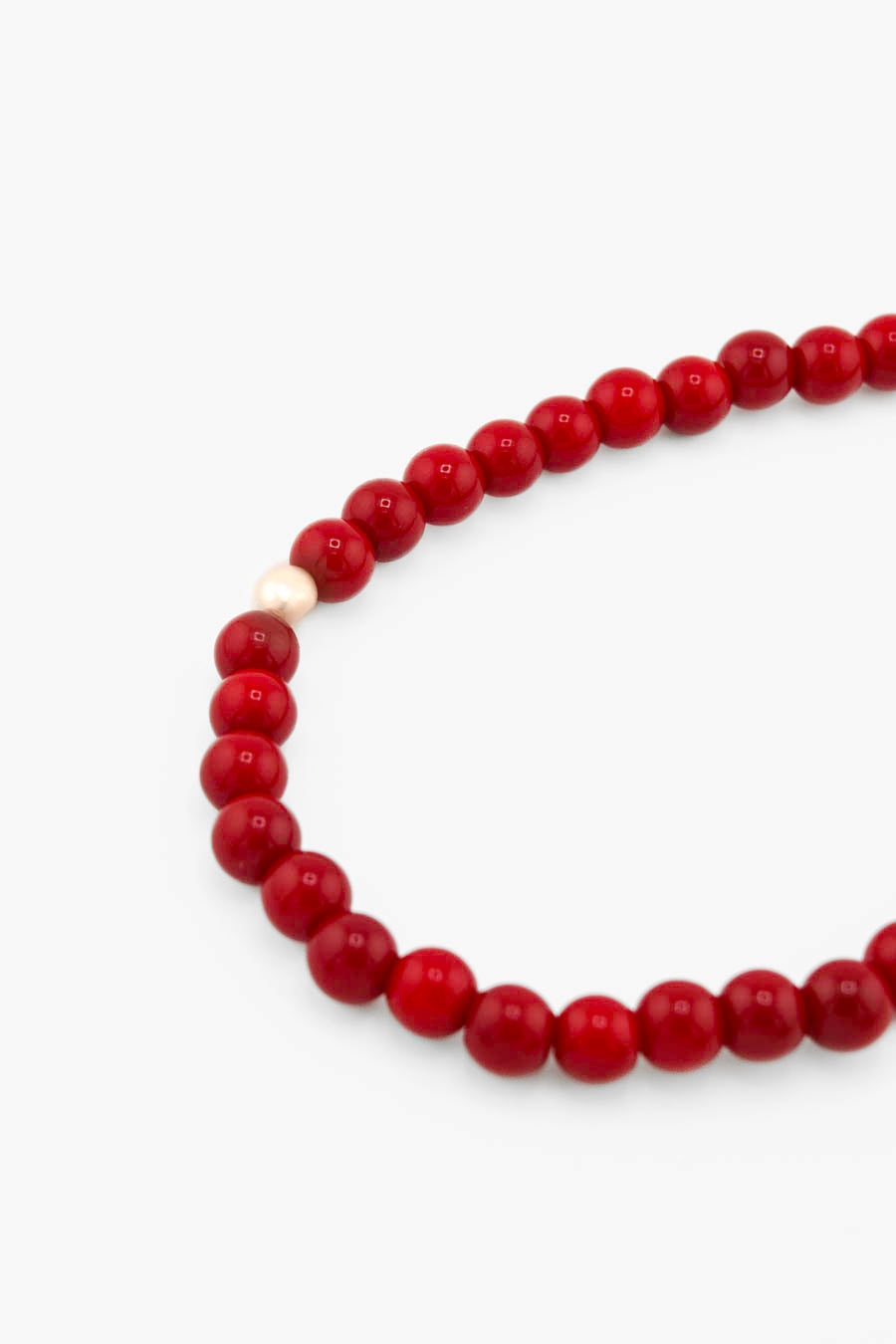 Détail du collier Espelette Bourjeone, perles rouges lustrées et perle blanche