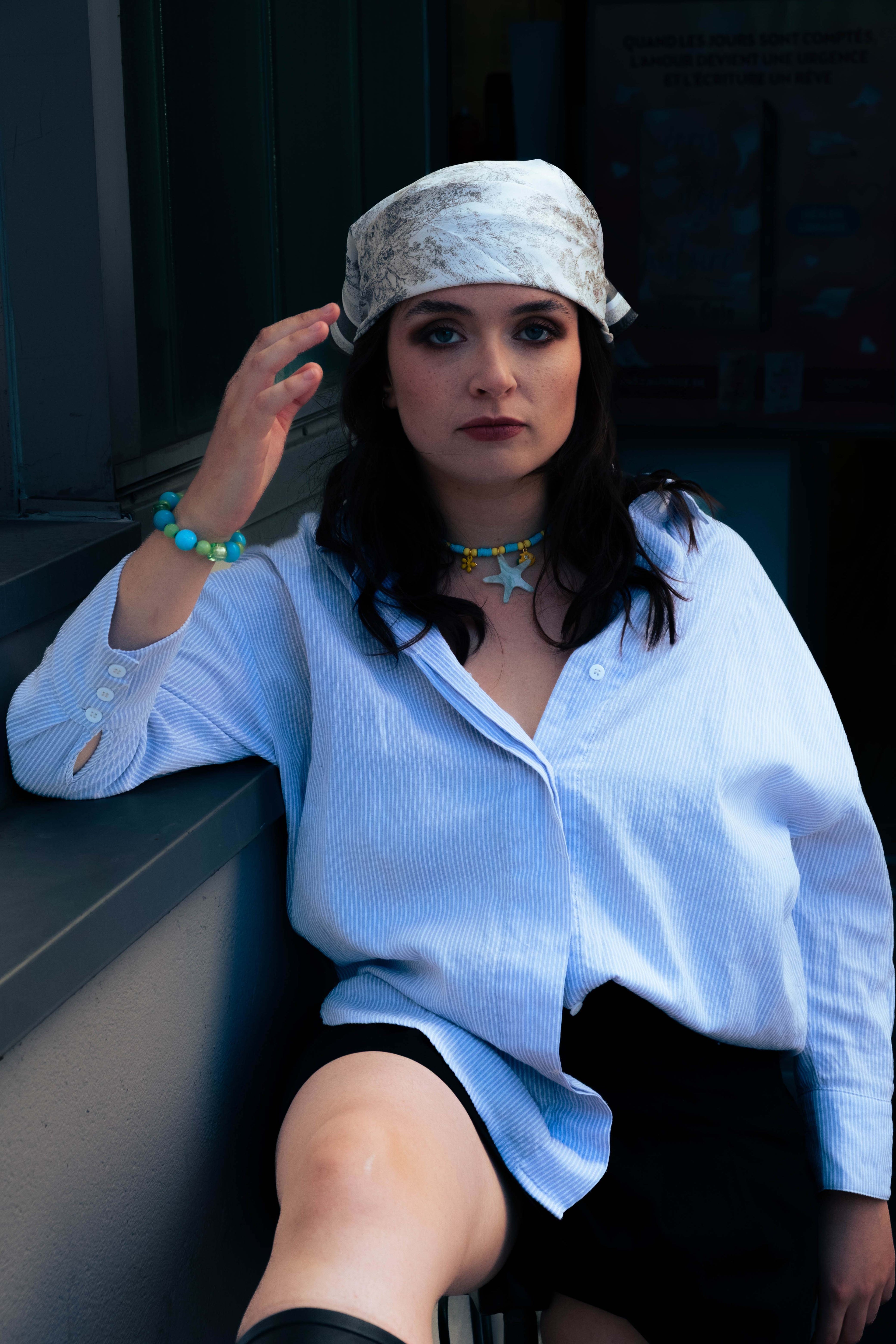 Femme portant un collier turquoise avec étoile de mer et un bracelet bleu Bourjeone, inspirés de la mer – collection Acidulée.