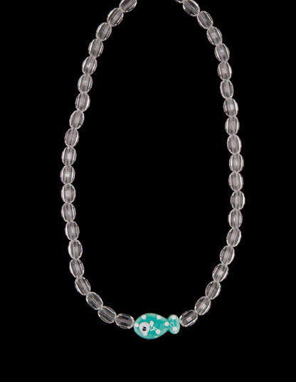 Collier Fish and Chips Bourjeone en perles transparentes et pendentif poisson vert en céramique