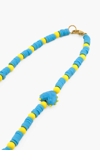 Détail du collier Granitas Bourjeone, étoile de mer nacrée et breloques poisson et fleur