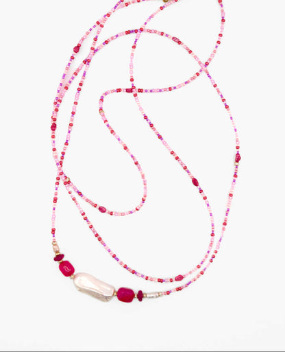 Collier Bourjeone Guimauve, perles roses et nacrées avec fermoir doré
