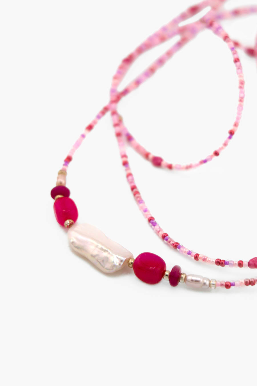 Détail du collier Guimauve Bourjeone, mélange de perles roses, rouges et nacrées