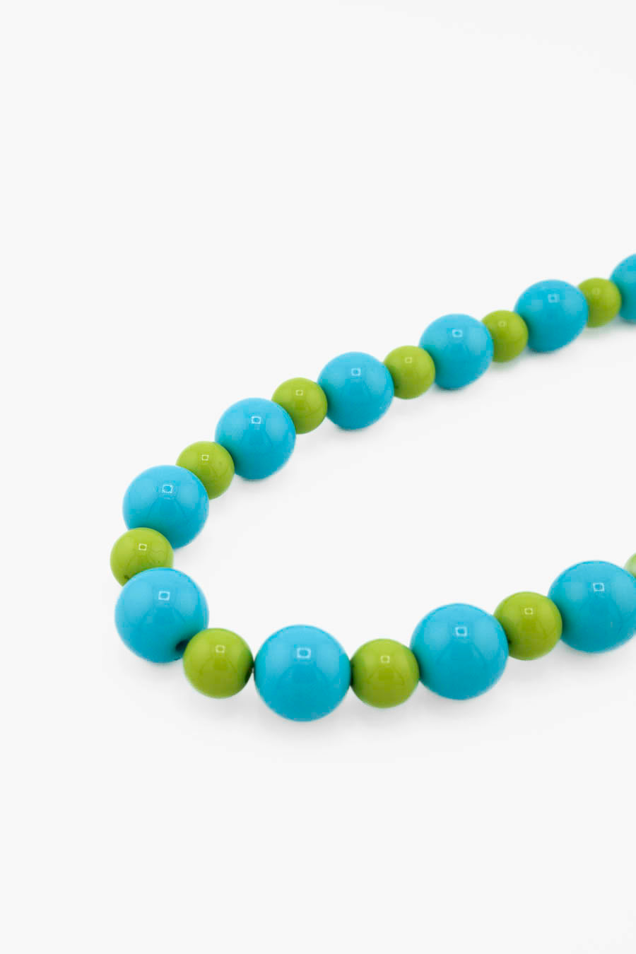 Détail du collier Mojito Bourjeone, bijou coloré fait main aux tons bleus et verts