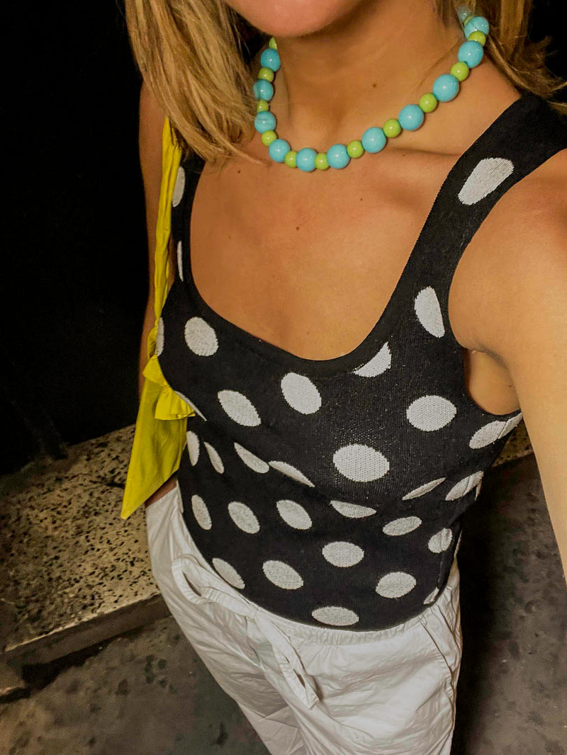 Femme portant le collier Mojito Bourjeone, bijou fait main en perles vertes et bleues, au style frais et acidulé.