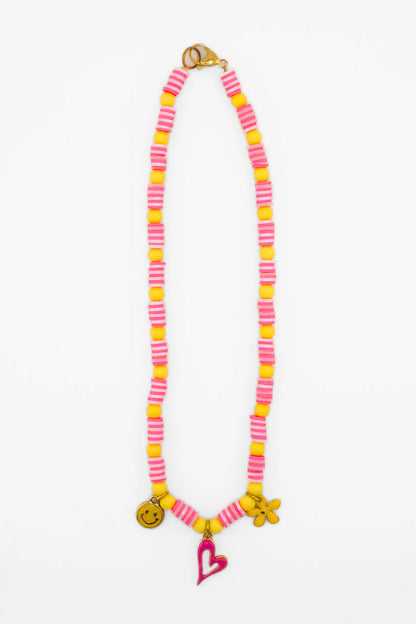 Détail du collier Pink Lemonade Bourjeone, breloques dorées et perles pastel rose et jaune