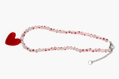 Collier Bourjeone Pomme d’Amour, bijou fait main romantique en perles cœur et pendentif rouge