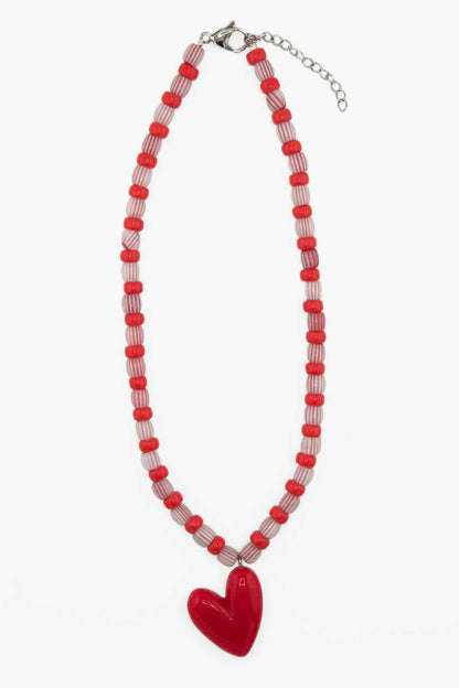 Collier Bourjeone Sucre d’Orge, bijou fait main aux perles gourmandes et pendentif cœur brun