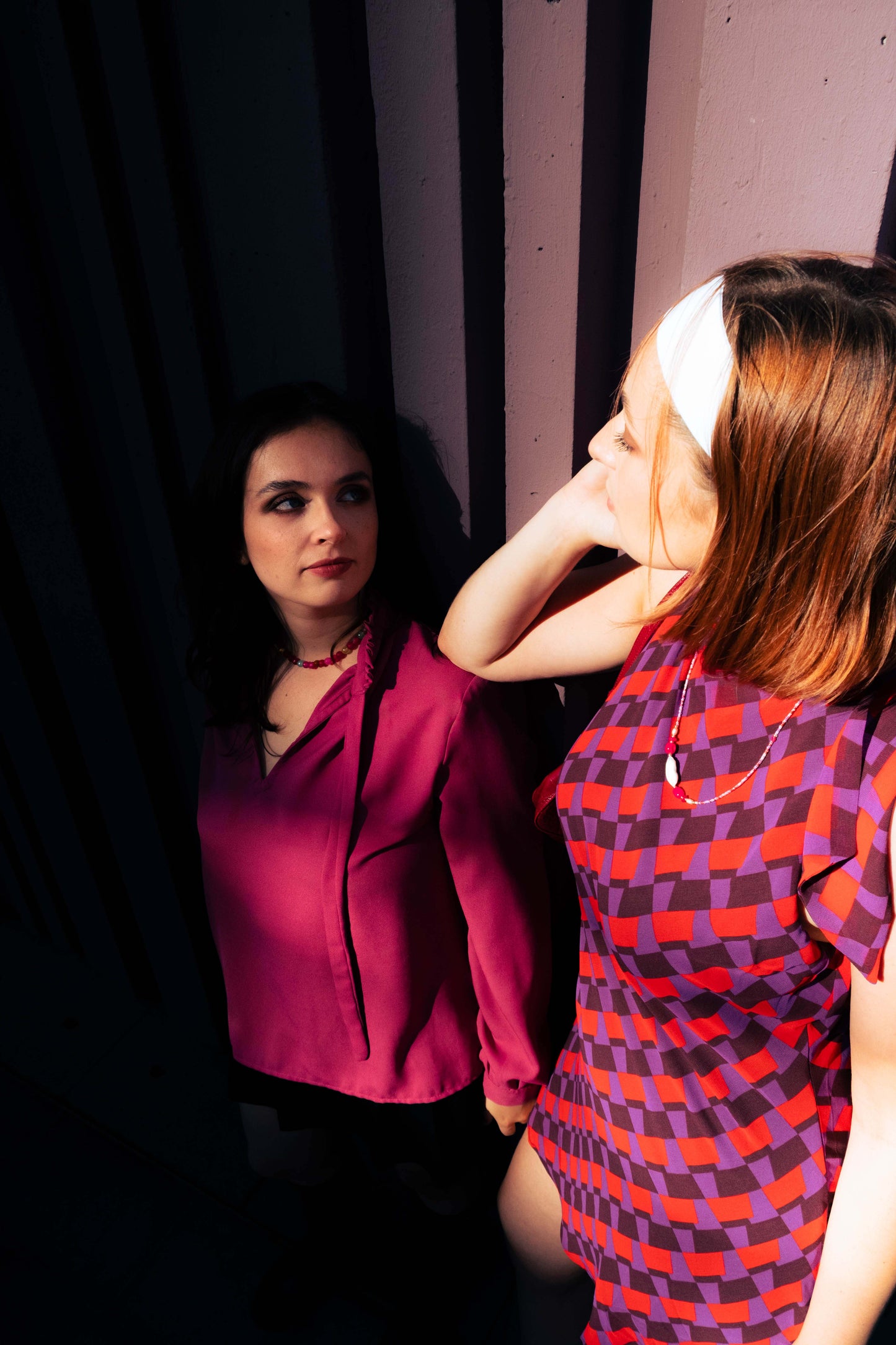 Deux femmes portant des colliers et bracelets Bourjeone dans les tons rose et fuchsia, incarnant la collection Sucrée.