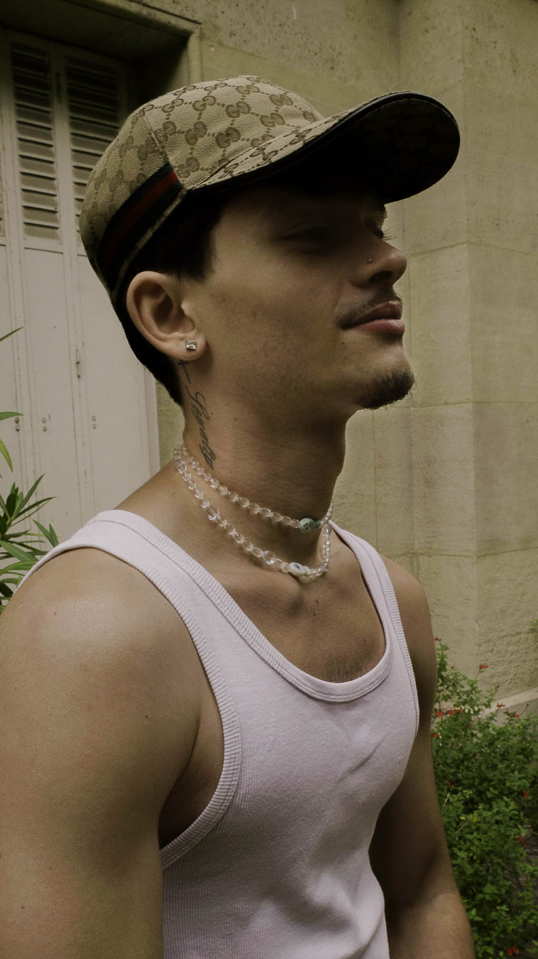 Homme portant le duo Grand Bleu Bourjeone, collier double en perles transparentes et verre turquoise, style frais et lumineux.