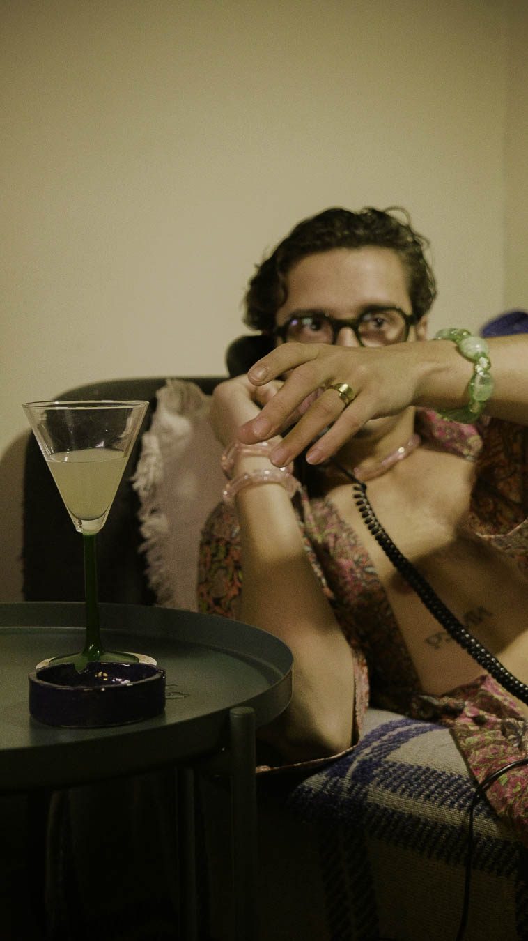 Homme portant le trio Douce Obsession Bourjeone, bracelets verts et roses en verre, assortis à un collier irisé, ambiance rétro et sensuelle.